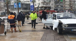 Trafik ışıklarına çarparak durabildi