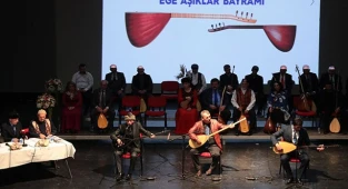 Âşıklar Denizlililer için çalıp söyledi