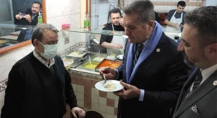 Mustafa Sarıgül esnaf lokantasında pilav yedi