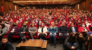 ARSLANKÖY KADINLAR TİYATRO TOPLULUĞU AYAKTA ALKIŞLANDI