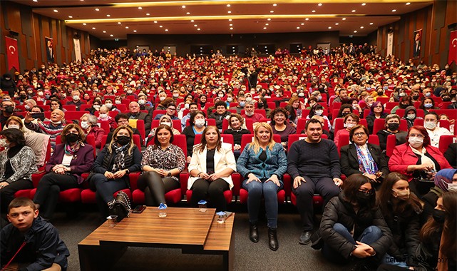ARSLANKÖY KADINLAR TİYATRO TOPLULUĞU AYAKTA ALKIŞLANDI