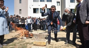 Ateş Yaktık Demir Dövdük…