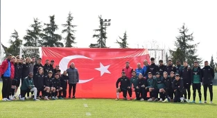 Denizlispor idman öncesi Türk bayrağı açarak şehitleri andı