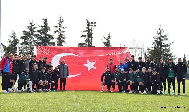 Denizlispor idman öncesi Türk bayrağı açarak şehitleri andı
