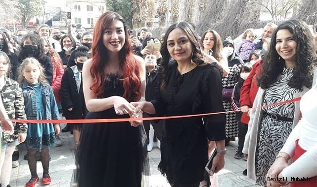 JÜLİS SANAT ATÖLYELERİNDEN KARMA SERGİ