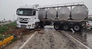 Kar yağışı kazaya neden oldu, tır refüje çarptı