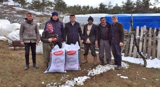 Kar yağışından etkilenen çiftçilere yem desteği sağlandı