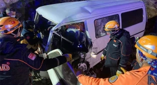 Şarampole devrilen minibüste 1 kişi öldü, 2 kişi ağır yaralandı