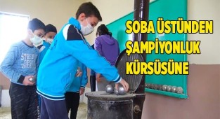 Soba üzerinde topları ısıtıp dağ köyünde bocce oynuyorlar