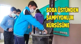 Soba üzerinde topları ısıtıp dağ köyünde bocce oynuyorlar