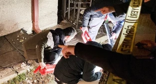Tarihi eser kaçakçılarının kaçarken etrafa saçtığı altınları polis topladı