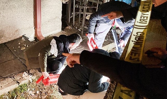 Tarihi eser kaçakçılarının kaçarken etrafa saçtığı altınları polis topladı