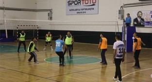 VOLEYBOL’DA FİLELER ÇOŞTU