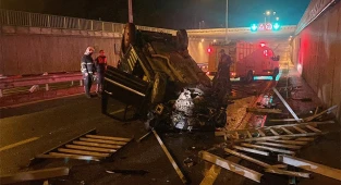 Yoldan çıkan ticari araç alt geçide düştü: 4 yaralı