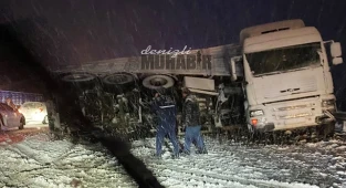 Zıpır yokuşunda tır yan yattı, yol kapalı
