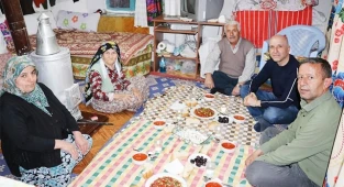 Başkan Özbaş, orucunu antik kentte yaşayan Gülizar teyze ile açtı