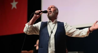 Bu akşam Ahmet Özhan sahne alacak