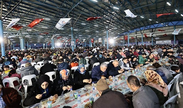 Büyükşehir'in iftar bereketi bu kez Anafartalar'a taşındı