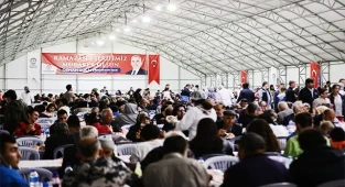Büyükşehir’in iftar çadırı ilk gün binlerce vatandaşı ağırladı