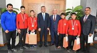 Denizli’nin genç güreşçilerinden minderde 4 madalya
