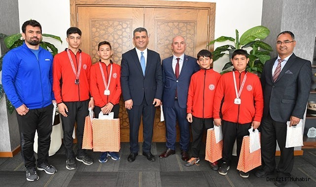 Denizli’nin genç güreşçilerinden minderde 4 madalya