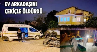 Ev arkadaşını çekiçle öldürdü