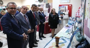 Geri dönüşüm malzemelerinden kütüphane yaptılar