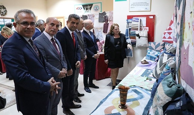 Geri dönüşüm malzemelerinden kütüphane yaptılar
