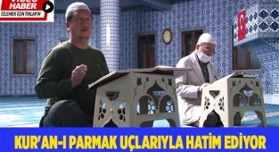 Göremediği Kur'an-ı parmak uçlarıyla okuyup hatim ediyor