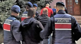 Haklarında 19 ve 20’şer yıl hapis cezası olan 2 dolandırıcı yakalandı