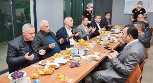 İFTARINI KAMYON VE TIR GARAJI'NDAKİ ŞOFÖR ESNAFIYLA YAPTI