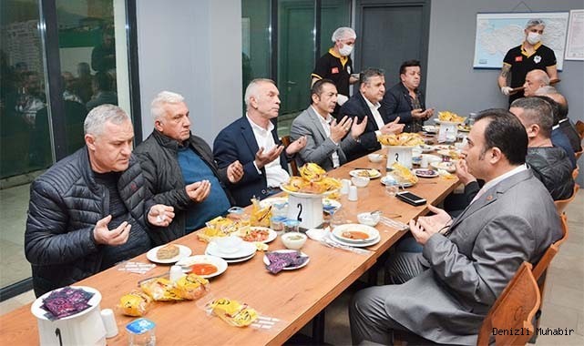 İFTARINI KAMYON VE TIR GARAJI'NDAKİ ŞOFÖR ESNAFIYLA YAPTI