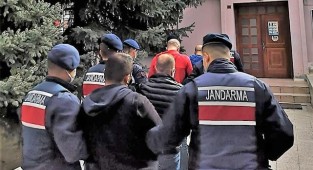 Isparta’da aranan dolandırıcılar Denizli’de yakalandı