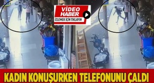 Kadın konuşurken telefonunu çaldı