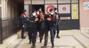 Karısını pompalı tüfekle vurdu