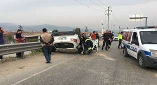 Kontrolden çıkan araç takla atıp karşı şeride geçti: 3 yaralı
