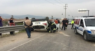 Kontrolden çıkan araç takla atıp karşı şeride geçti: 3 yaralı