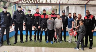 Otizmli çocuklardan polislere ihbarlı sürpriz
