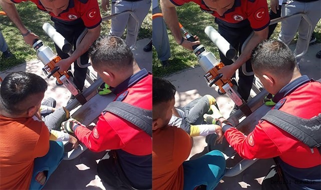 Oyun oynamak isterken ayağını sıkıştırdı