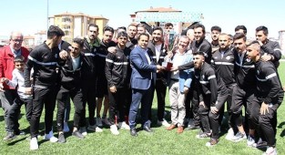 Şampiyon Kale Belediyespor kupasını kaldırdı