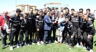 Şampiyon Kale Belediyespor kupasını kaldırdı