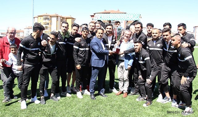 Şampiyon Kale Belediyespor kupasını kaldırdı