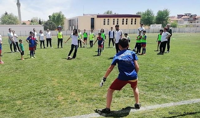 Anneler Günü'nü yeşil sahada anneleriyle kutladılar
