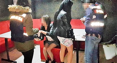Eğlence mekanında kaçak olarak çalışan yabancı uyruklu 2 kadın sınır dışı edildi