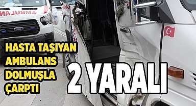 Hasta taşıyan ambulans dolmuşla çarptı; 2 yaralı