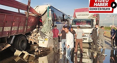 İşçi servisi tıra çarptı, 1 kişi öldü, 30 kişi yaralandı