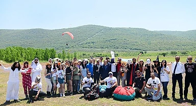 Kostümlerini giyip gökyüzünde uçtular