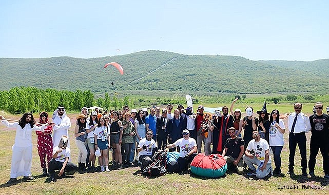 Kostümlerini giyip gökyüzünde uçtular