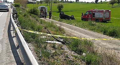 Otomobiliyle tarlaya uçan kadın sürücü hayatı kaybetti