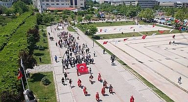 PAÜ’de Bahar Şenlikleri Coşkulu Kortej Yürüyüşü ile Başladı